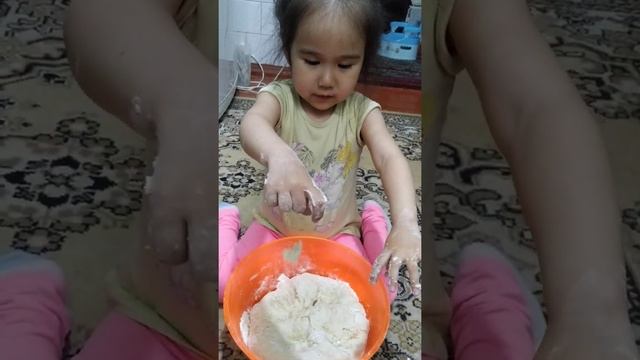 Алисенок месит тесто смотреть онлайн