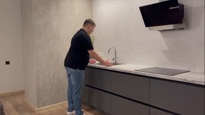 Кухня без верхних шкафов. Серая кухня минимализм. Обзор кухни №12