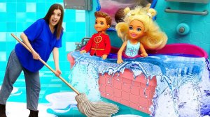 Челси и Стивен подрались в ванной! Ох уж эти куклы - Видео для девочек про Барби