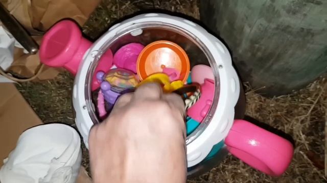 От такой находки прыгаю три дня!Они это выкинули.А я загрузила пол багажника.Не свалка,а поле чудес смотреть онлайн