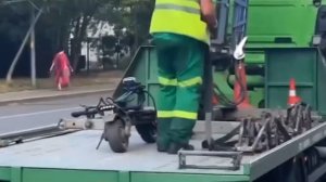 В Москве эвакуатор забрал самокат на штрафстоянку.