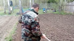 Подготовка почвы для посадки картошки.