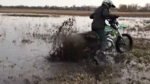 Катаемся по грязи на питбайке по полю много больших луж