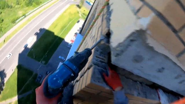 Демонтаж кирпичной кладки на 16 этаже Часть 2 смотреть онлайн