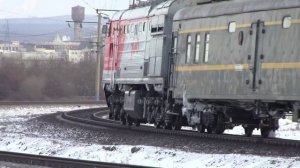 (ДРОЖЬ ЗЕМЛИ) Тепловоз 2ТЭ10М К 2907 С пассажирским поездом  Москва Пекин  Вос Сиб жд