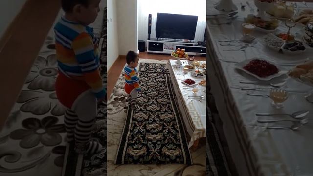 Малыш разговаривает на своем языке 😂😂😂😂 смотреть онлайн