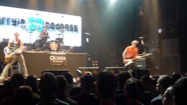 Carrying Goodness - Lonely Lies (Live) смотреть онлайн