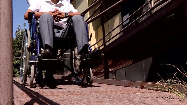 Жизнь меняется – люди с ограниченными возможностями получают доступ к общественным объектам. смотреть онлайн