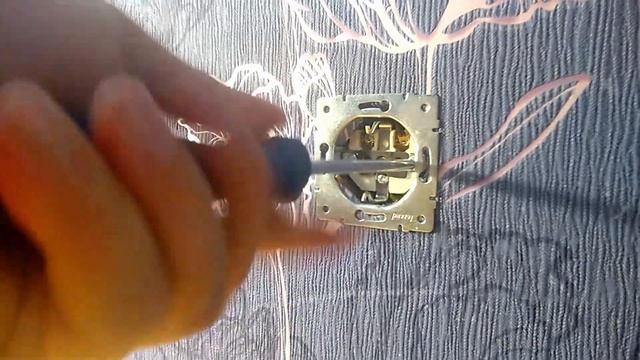 Как починить розетку если она шатается или выпала? смотреть онлайн