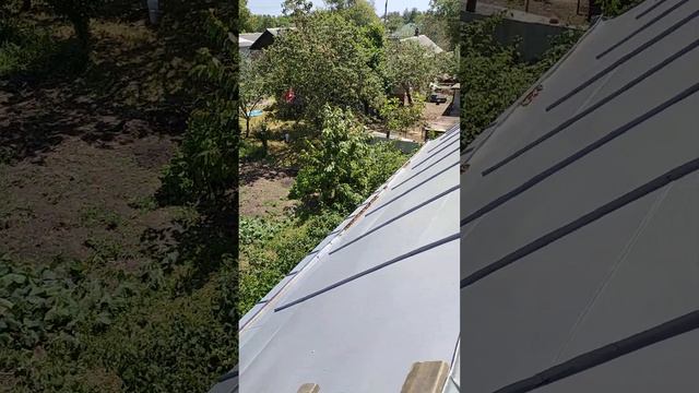 Рабочие моменты печника.Выведение дымохода печи относительно конька крыши произведено. смотреть онлайн