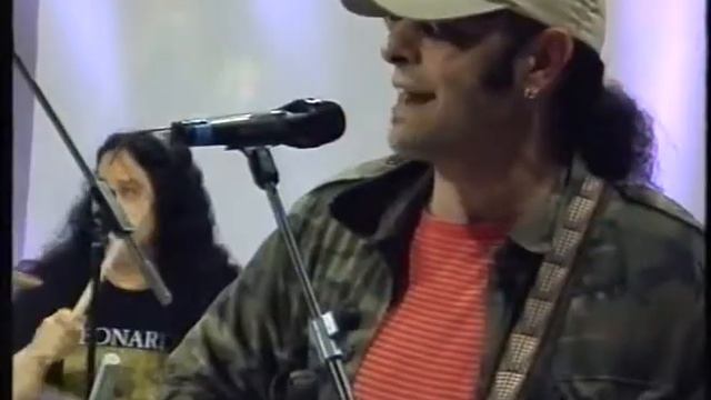 "Salgamos a rodar" - Veinte Trajes Verdes смотреть онлайн