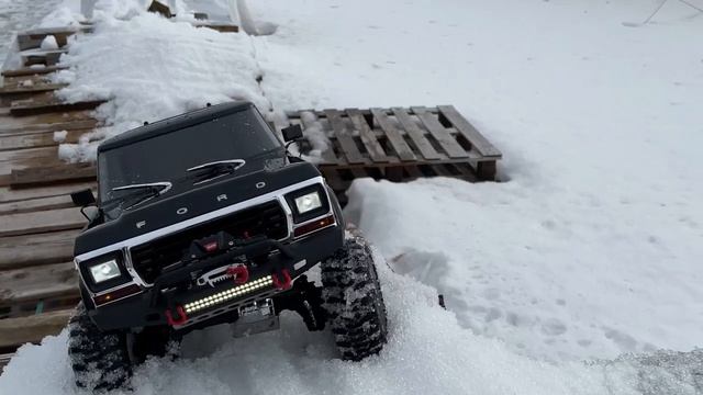 Rc crawler Traxxas Trx4 Ford Bronco 79 black Edition COOL RC ... snow ride (1) смотреть онлайн
