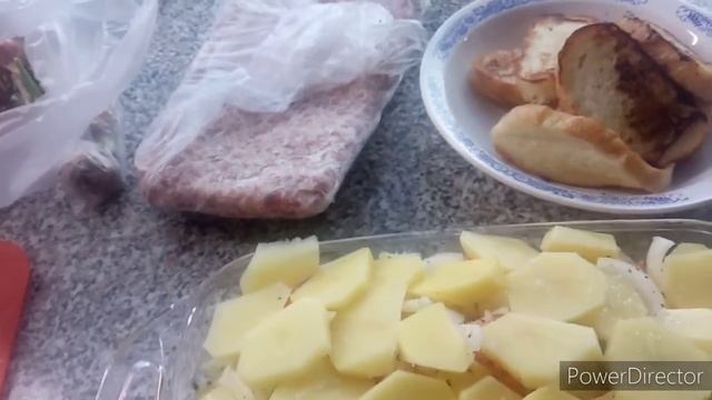 Картошечка с ребрышками в стеклянной форме.Обед готов. смотреть онлайн