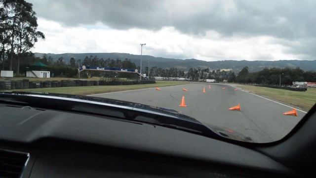 Ford Mustang GT Premium en el Autódromo de Tocancipá смотреть онлайн