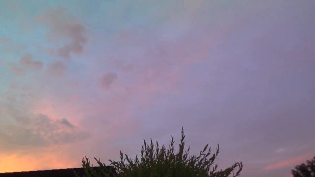 "Встаёт заря и солнца луч на небо восходит" какой прекрасный рассвет опять был у нас, посмотрите! смотреть онлайн