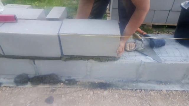 Тяжёлые блоки 25кг тяжело ложить на раствор, смотреть онлайн