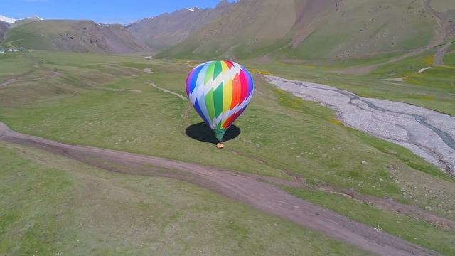 На большом воздушном шаре - утро в ПодЭльбрусье смотреть онлайн
