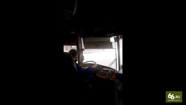 Водитель рейсового автобуса Екатеринбург-Качканар смотрит телевизор за рулем смотреть онлайн