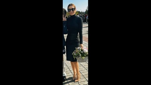 ЛОРАК ОТВЕЛА ВЗРОСЛУЮ ДОЧЬ СОФИЮ В МОДНОМ ЛУКЕ НА ШКОЛЬНУЮ ЛИНЕЙКУ... ? смотреть онлайн