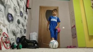 Как научится 5 лёгких финтов для детского футбола.