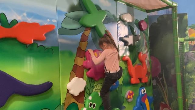 Ангелина в РАЗВЛЕКАТЕЛЬНОМ Центре ИГРОВЫЕ АВТОМАТЫ Детский ЛАБИРИНТ Children's entertainment center смотреть онлайн
