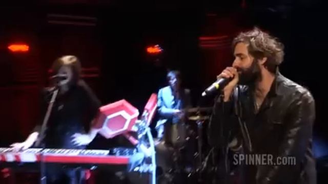 Mark Ronson & The Business INTL - Somebody to Love Me (live) смотреть онлайн