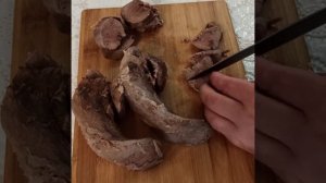 Язык свиной под соусом бешамель .
