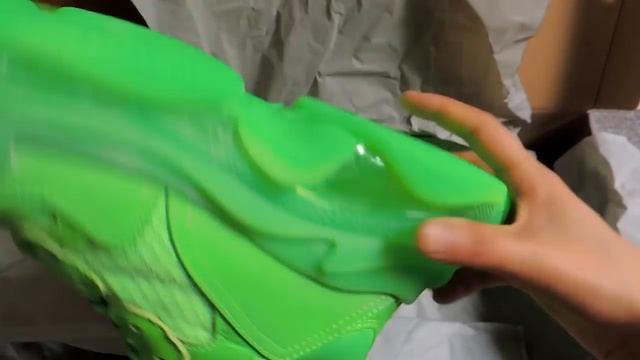 Unboxing & On Feet Balenciaga Triple s Neon Green Clear Sole Trainer смотреть онлайн