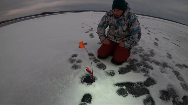 Зимняя РЫБАЛКА с ночевкой в палатке | Ловля ЛЕЩА зимой на Рузском водохранилище | 2021 смотреть онлайн