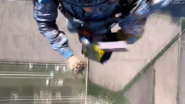 Парашютистка рисует картины во время падения смотреть онлайн
