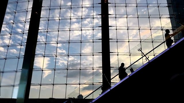 В аэропорту Перми гражданин Узбекистан не смог покинуть Россию смотреть онлайн