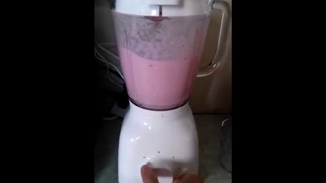 First use of a blender Philips HR2106 Daily Colletion смотреть онлайн