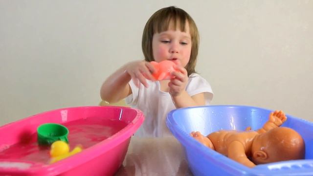 Купание пупсика в ванночке с уточкой Baby doll bath time with duck смотреть онлайн