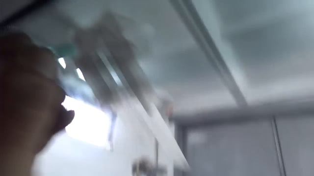 как приклеить крепление на стекло для салонного зеркала. смотреть онлайн