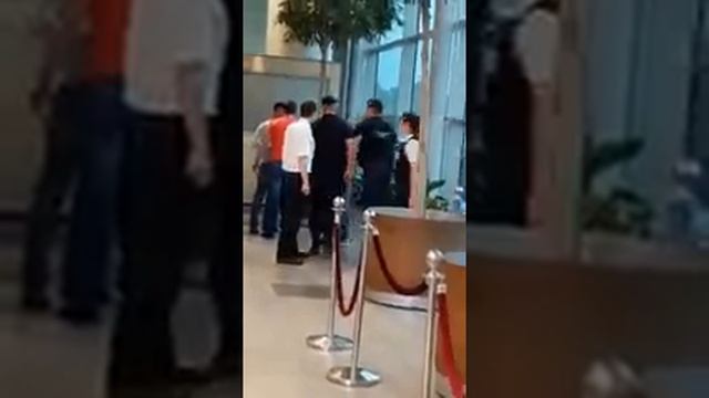 Охранай Аэропорт домодедова одамонро мезанад... Охрана Бьют людей смотреть онлайн