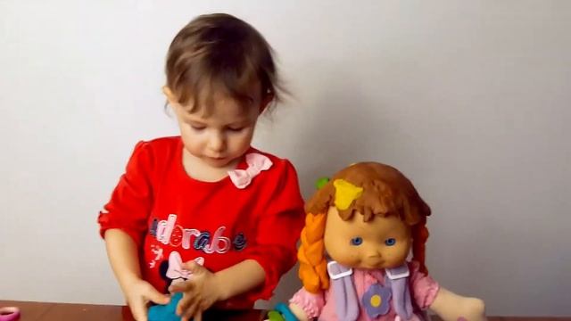 Делаем красивую и веселую прическу кукле из пластилина. Кукла Забава. смотреть онлайн