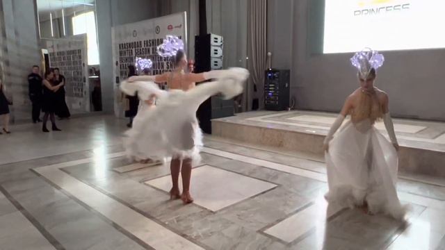 Шоу балет Princess show. г.Краснодар. Номер «Новогодний вальс» смотреть онлайн