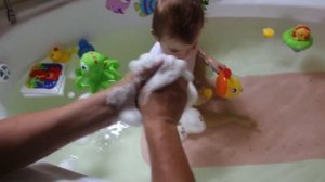 VLOG Как купается Алиса. Едем к врачу. Почему мы живем у Тани