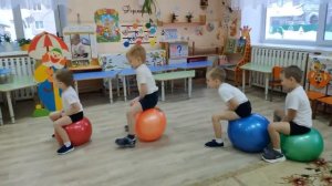 Упражнения на фитболах в средней группе компенсирующей направленности для детей с ТНР