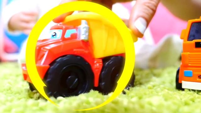 Baby Annabell doll & kids play baby dolls at the beach - Baby doll morning routine смотреть онлайн