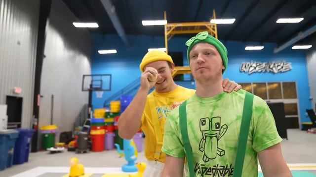 World's BIGGEST Gameboard Of SORRY! Challenge смотреть онлайн