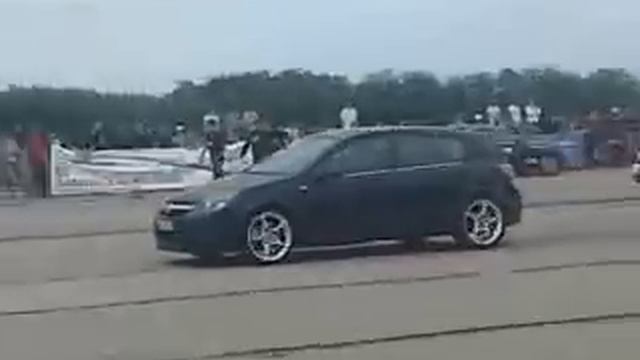 Vauxhall (Opel) Astra 1.9 CDTi (EDS Remap) vs VW Golf 6 GTi - Run 2 смотреть онлайн