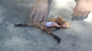 Эксперимент давим машиной игрушки предметы - ГОРЯЩАЯ кукла Барби  Car tire & fire crush Barbie doll