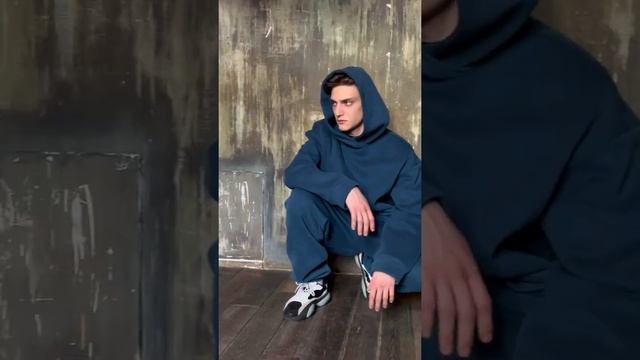 Роскошный утеплённый хлопковый футер и красивый монохром — костюм, который греет тело и душу! смотреть онлайн