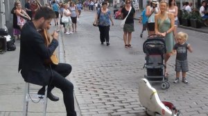 Уличный гитарист виртуоз Tom Ward  Очень крутая игра на гитаре