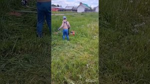 Со звуком: как косить бензотриммером. В свои 5 лет сам кошу и вам покажу!