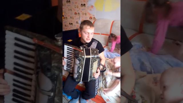 Местный бомж и его бомжата... смотреть онлайн
