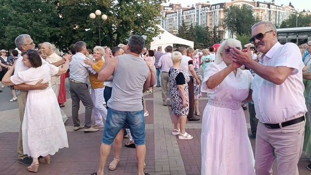 Белгород, танцы в кругу друзей, парк победы. смотреть онлайн