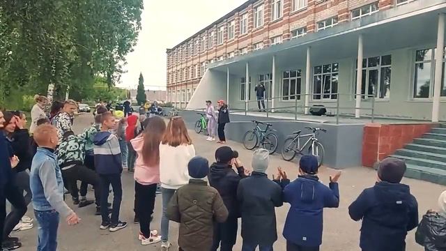Сотрудники МБУК "РДК Расскзовского района" провели флешмоб в летнем лагере смотреть онлайн