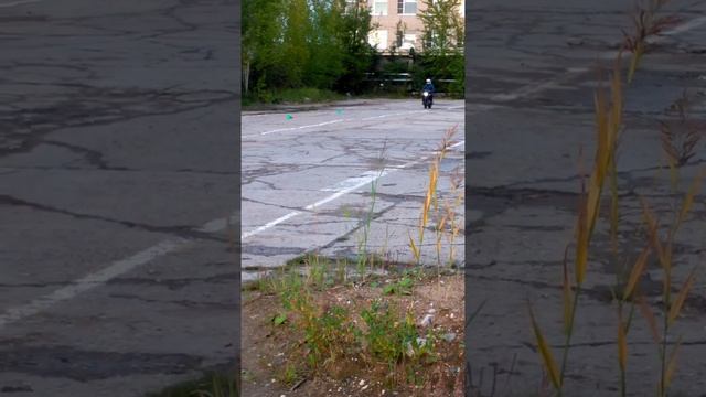 Занятия в мотошколе, первый раз еду на мотоцикле! смотреть онлайн